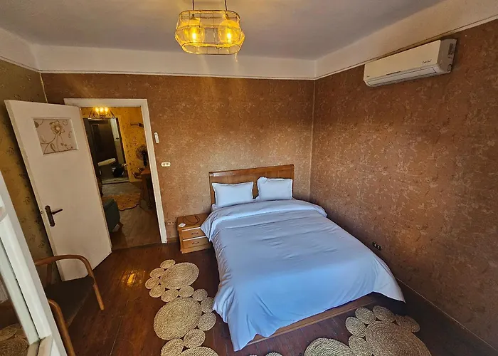 Downtown Simple Apartment - Families Only